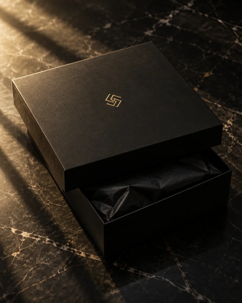 Coffret noir avec monogramme doré