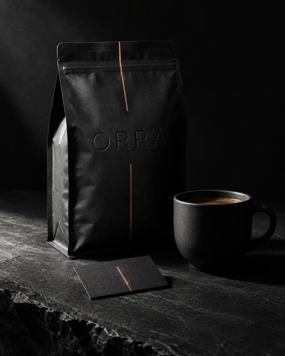 Sachet de café noir gaufré, concept d'identité