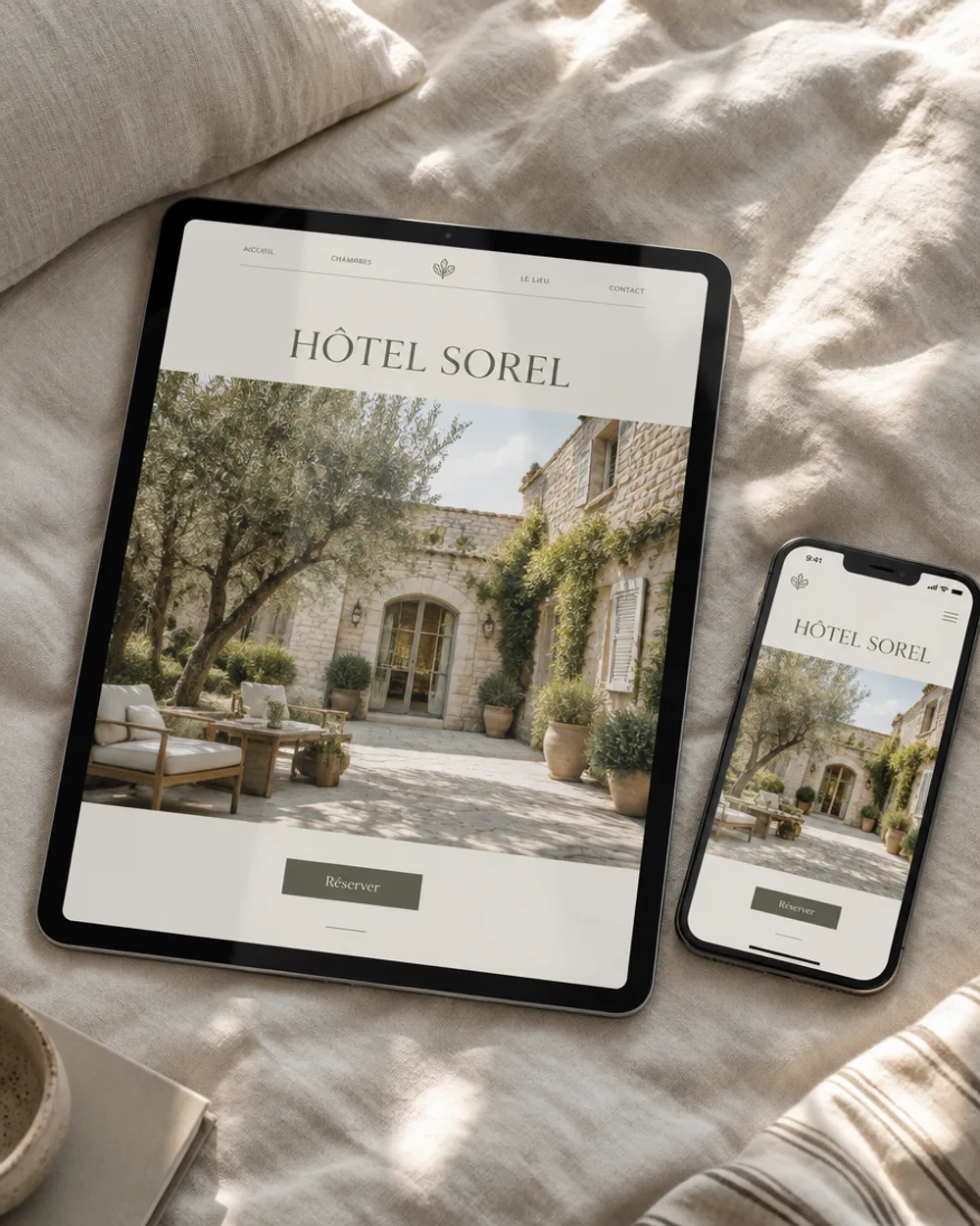 Site d'un hôtel sur tablette et téléphone